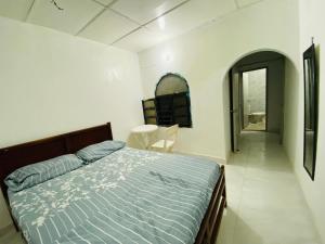 a bedroom with a bed and a table and a window at Casa Edi Hostal Santa Marta in Santa Marta