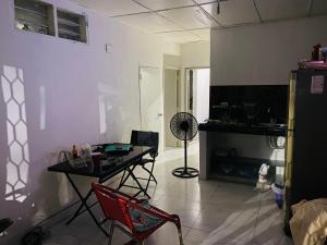 a room with a table and a chair in a room at Casa Edi Hostal Santa Marta in Santa Marta