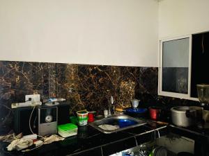 a kitchen with a sink and a counter top at Casa Edi Hostal Santa Marta in Santa Marta