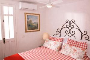 a bedroom with a bed with red and white pillows at La Vignaredda - Residenza di Charme in Aggius