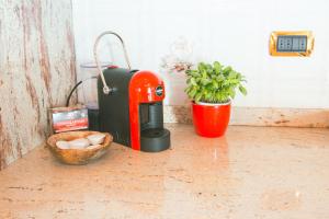 a kitchen counter with a toaster and a basket of eggs at Casa Bruna Valmalenco, Casa vacanze sopra Caspoggio in Caspoggio