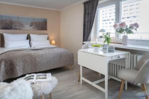 a bedroom with a bed and a desk and a desk at Hein Wichtig in Boostedt