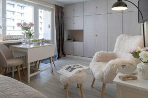 a living room with a table and chairs and a kitchen at Hein Wichtig in Boostedt +14 photos