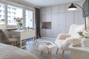 a living room with a table and chairs and a kitchen at Hein Wichtig in Boostedt
