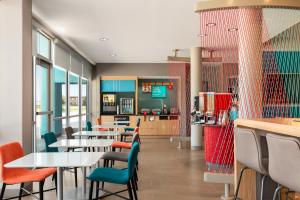 a restaurant with tables and chairs and a cafeteria at avid Hotel Sioux City - Downtown by IHG in Sioux City