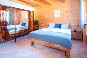 a bedroom with a bed in a wooden cabin at Casa Bruna Valmalenco, Casa vacanze sopra Caspoggio in Caspoggio