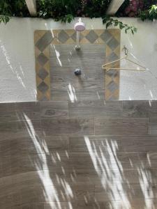 un bagno con uno specchio e un pavimento in legno di Basatine a Saïdia Altre 53 foto