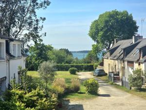 a row of houses with a view of the water at Ty Coët, plage et Golfe à pieds in Arradon