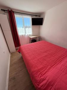 a bedroom with a red bed and a table at Barros Borgoño 2 Departamento in Valparaíso