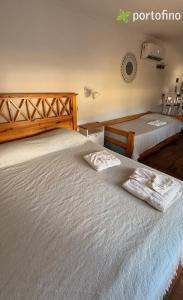 two beds sitting next to each other in a bedroom at Cabañas Portofino todo incluido in Ramallo