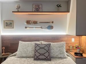 a bedroom with a bed with a wooden headboard at Residencial Legend in Santos +20 photos