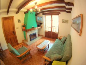 a living room with a couch and a fireplace at Viviendas Rurales El Cantón in Cucayo