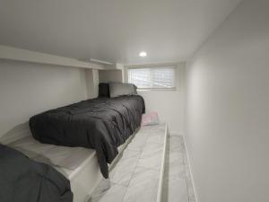 ein Schlafzimmer mit einem Bett und einem Fenster in der Unterkunft Quiet Ocean View Open Concept, Loft Style Studio within Forested Area, Near Parks & Ferry in Nanaimo