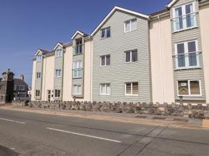 a row of houses on the side of a street at Maelog, 14 Tides Reach in Rhosneigr