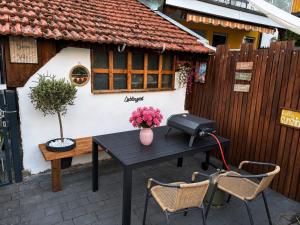 a patio with a table and chairs and a house at Studio Weidenkorb in Vaihingen an der Enz