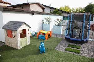 a backyard with a playground with a dog toy and a play structure at Ama affittacamere in Gleris