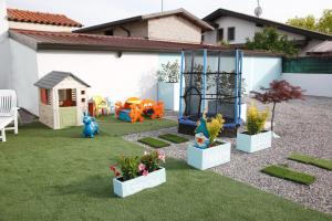 a garden with a playground and some plants in a yard at Ama affittacamere in Gleris