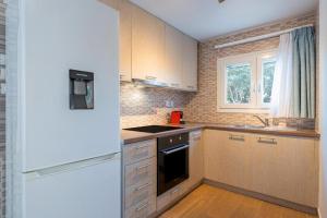 a kitchen with a stove top oven next to a window at Santa Decca in Áyioi Dhéka
