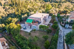 an aerial view of a house with a roof at Santa Decca in Áyioi Dhéka