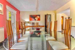 a dining room with a glass table and chairs at Mansión en Beverly Hills in Punta del Este