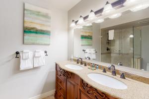 a bathroom with two sinks and a large mirror at Mountain Walk by Property Valet in Blue Mountains