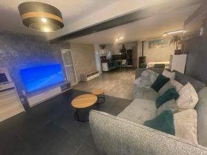 a living room with a couch and a flat screen tv at Silver in Quessoy