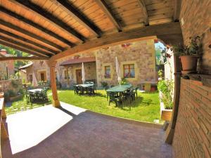 an outdoor patio with a table and chairs at Viviendas Rurales El Cantón in Cucayo