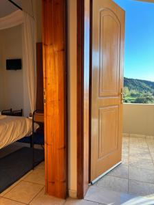 eine offene Tür zu einem Schlafzimmer mit Aussicht in der Unterkunft Artemis Mezonetes in Kalavryta
