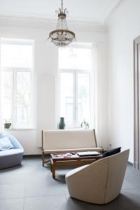 uma sala de estar com um sofá e um lustre em B&B Villa 36 em Bruxelas