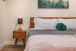 a bedroom with a bed with a green pillow on it at Modern Studio Downtown Anchorage in Anchorage