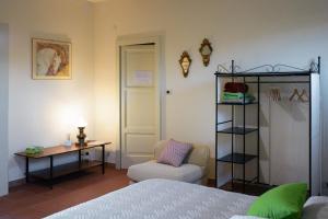PassiranoにあるLa Cascinettaのベッドルーム1室(ベッド1台、椅子、テーブル付)