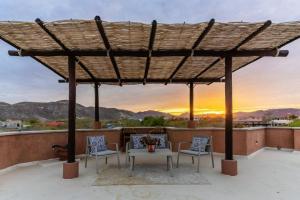 a pergola on a roof with chairs and a table at Casa Silverado in Buenavista