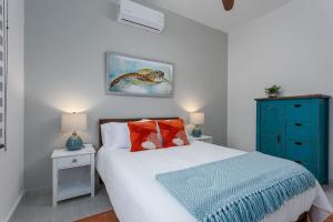 a bedroom with a bed and a blue cabinet at Walkable Convenient in Downtown Los Barriles in Los Barriles +16 photos