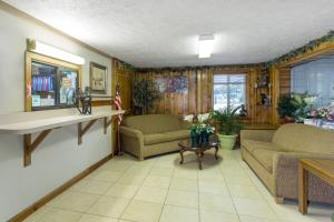 The lobby or reception area at Knights Inn Athens