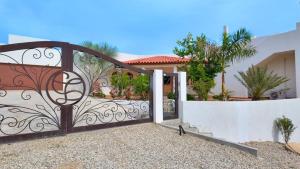 a gate in front of a house at Casita GEcko in Buenavista