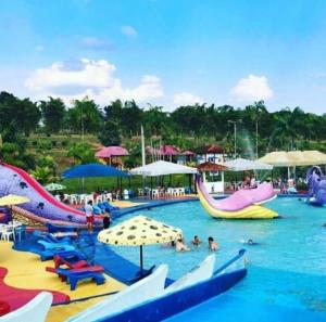 a water park with many slides and people in the water at Cabana do Parque in Presidente Figueiredo