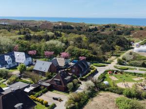an aerial view of a house with a yard at Dünensand in Süderende