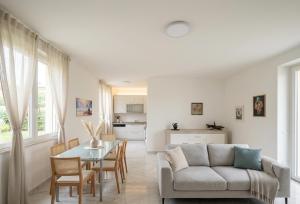 a living room with a couch and a table at a casa di LUCA in Capriate San Gervasio