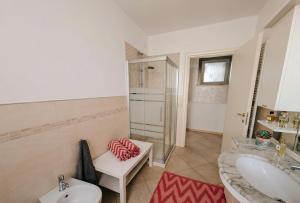 a bathroom with a sink and a toilet and a tub at a casa di LUCA in Capriate San Gervasio