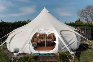 a white bell tent in a yard at Wild Retreat in Cawston