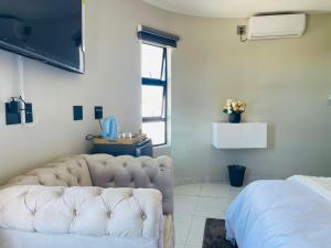 a living room with a couch and a bed at Lifestyle Villas in Sipilini