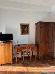 a desk with a chair next to a wooden cabinet at Il casolare in Borgia