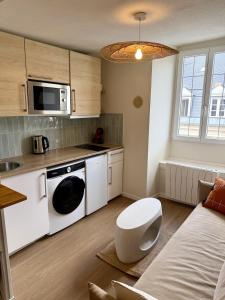 a kitchen with a washer and dryer in a room at Le B - Appartement centre ville en duplex in Rennes