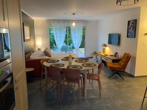 a room with a table and chairs and a bedroom at La Campagnarde in Pargny