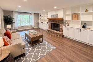 a living room with a couch and a fireplace at Woodinville Escape in Woodinville