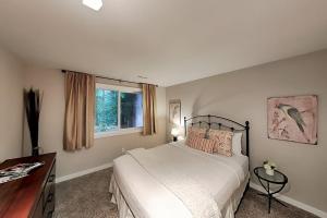 a bedroom with a bed and a desk and a window at Woodinville Escape in Woodinville