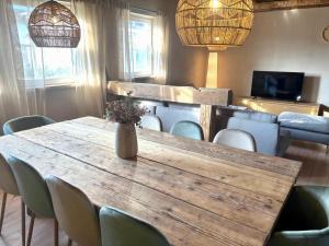 a dining room with a wooden table and chairs at Gude Zeit Ferienhaus in Mörsdorf