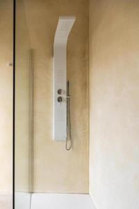 a wall with a door with a knife on it at Blu Rooms in Galatina