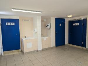 a bathroom with two blue doors and a sink at Bateau Voilier Rochefort in Rochefort