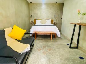 ein Schlafzimmer mit einem Bett, einem Tisch und Stühlen in der Unterkunft Hotel Casa Grangelo in Atlixco